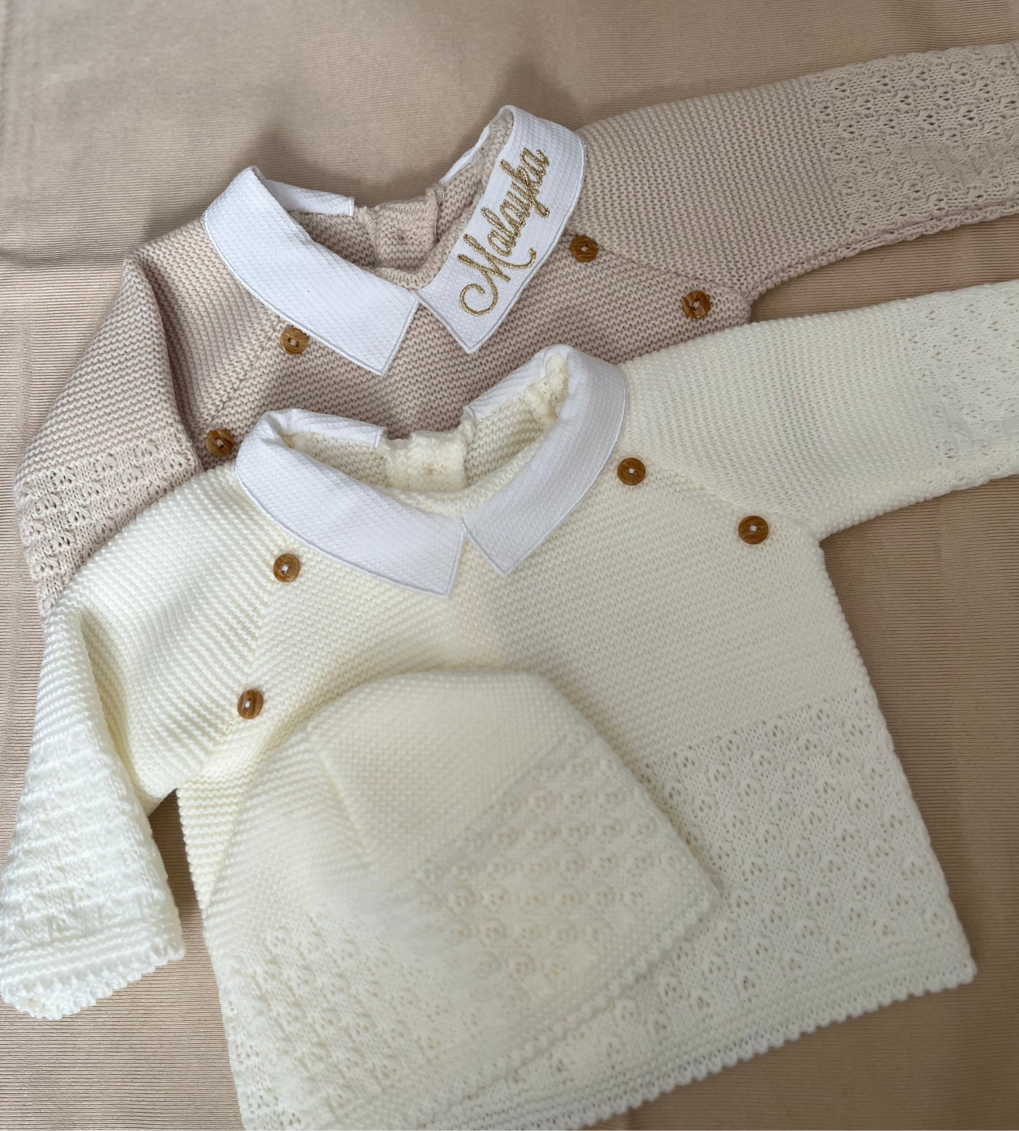Ensemble en maille brodé