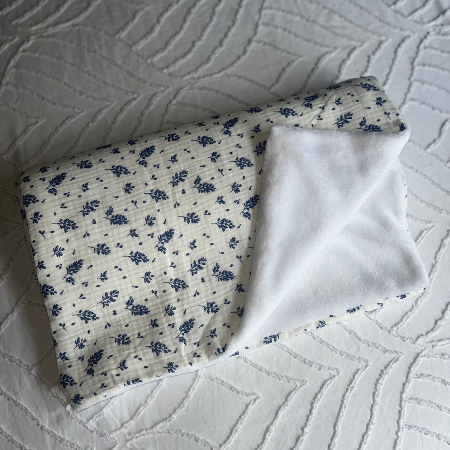 couverture blanche feuillage bleu avec broderie personnalisée