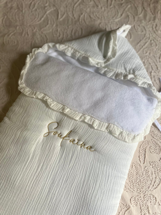 chancelière bébé personnalisée en gaze de coton brodée prénom