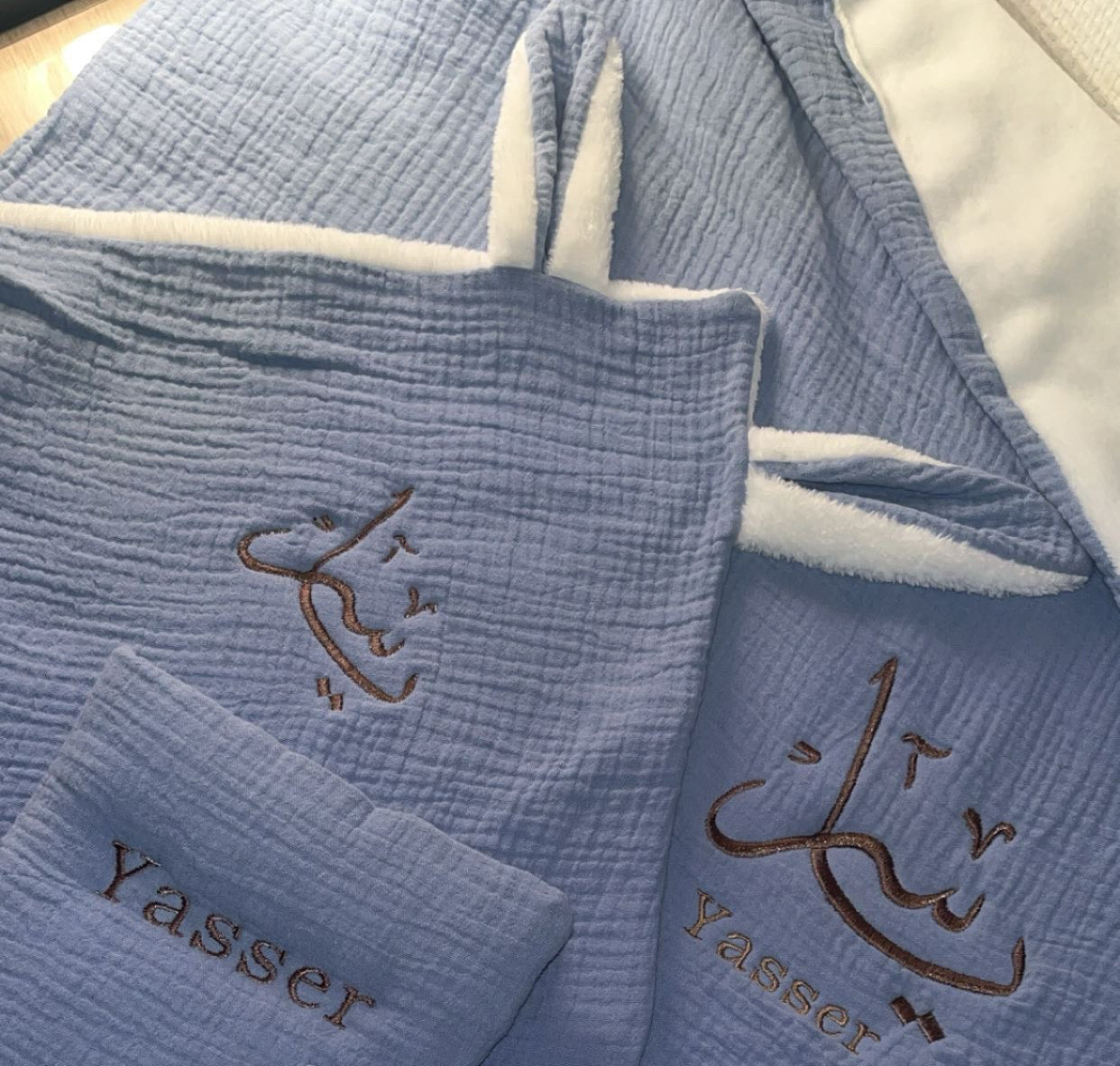 
Coffret bébé personnalisé avec couverture, doudou et protège carnet de santé.