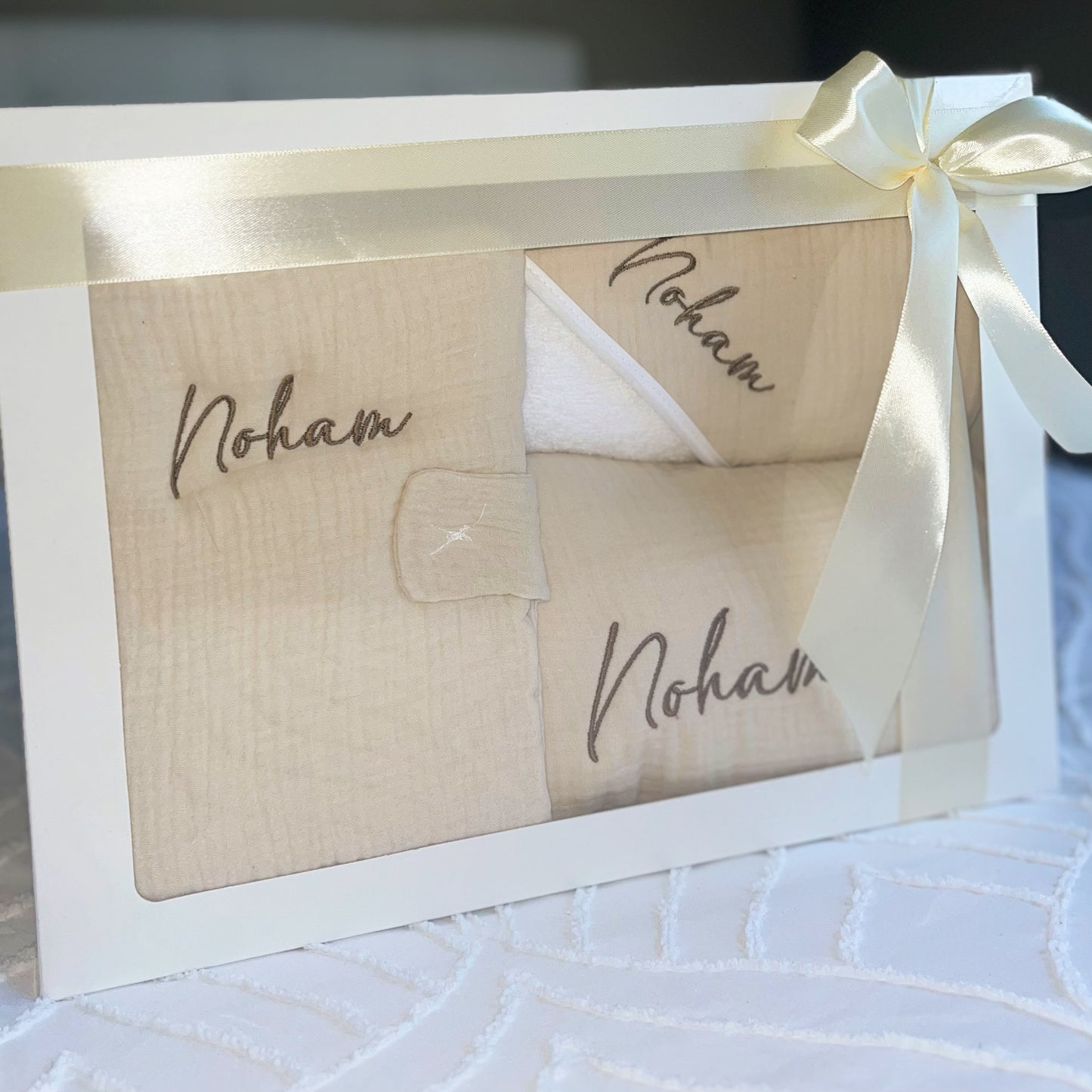 
Coffret naissance bébé comprenant couverture moelleuse, cape de bain douce et protège carnet de santé élégant, parfait comme cadeau pratique et raffiné.