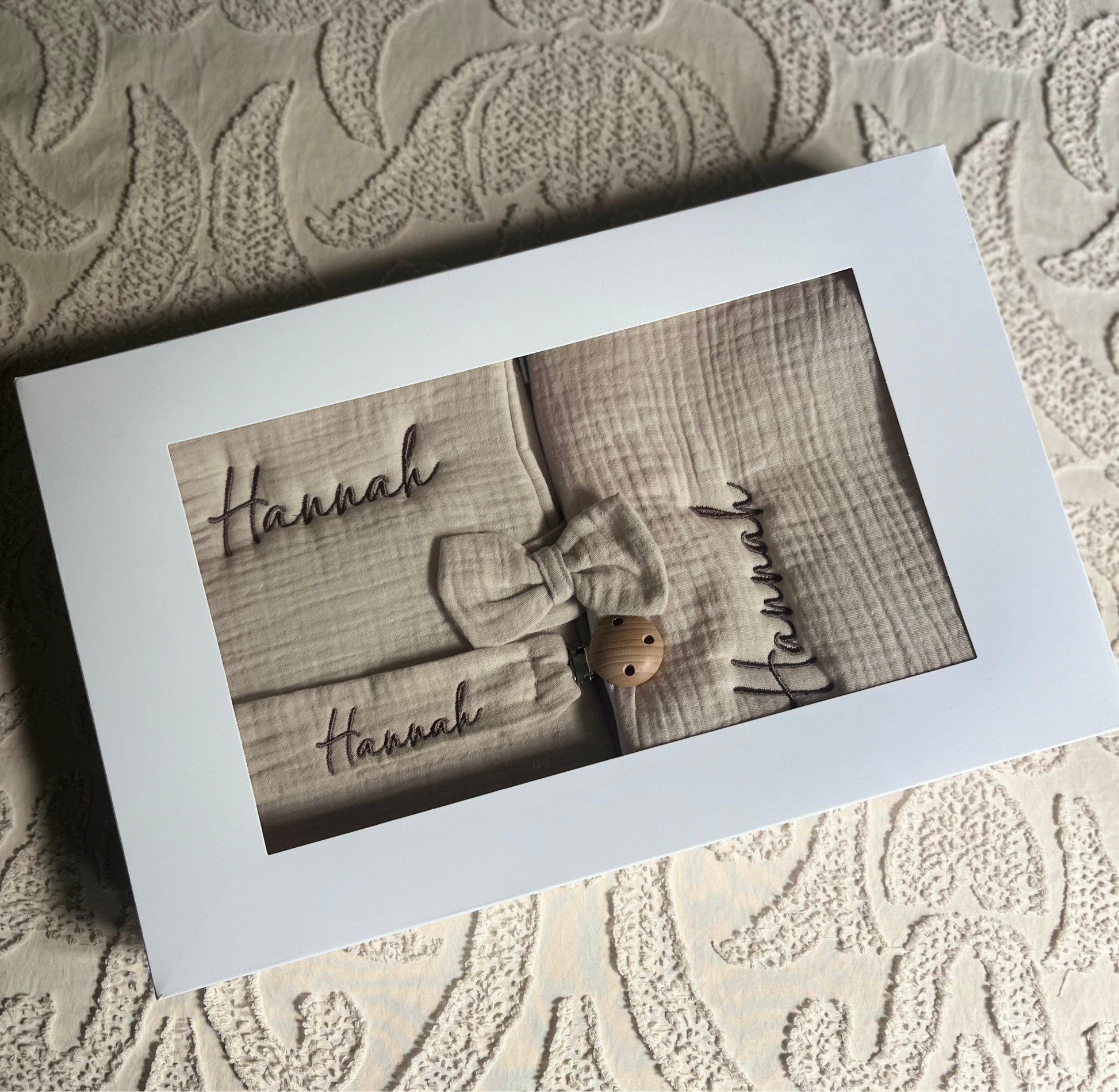 Coffret brodé personnalisé protège carnet de santé avec trousse de toilette et attache tétine beige brodé marron 