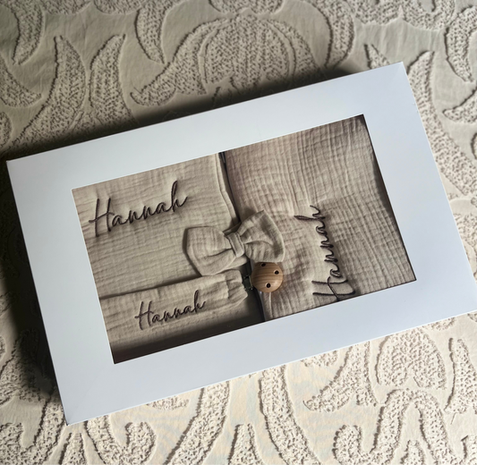 Coffret brodé personnalisé protège carnet de santé avec trousse de toilette et attache tétine beige brodé marron 