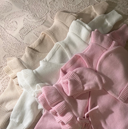Combinaison bébé à volant brodé personnalisée en coton, coloris blanc, beige ou rose, taille 3 mois, tenue girly et confortable pour bébé.