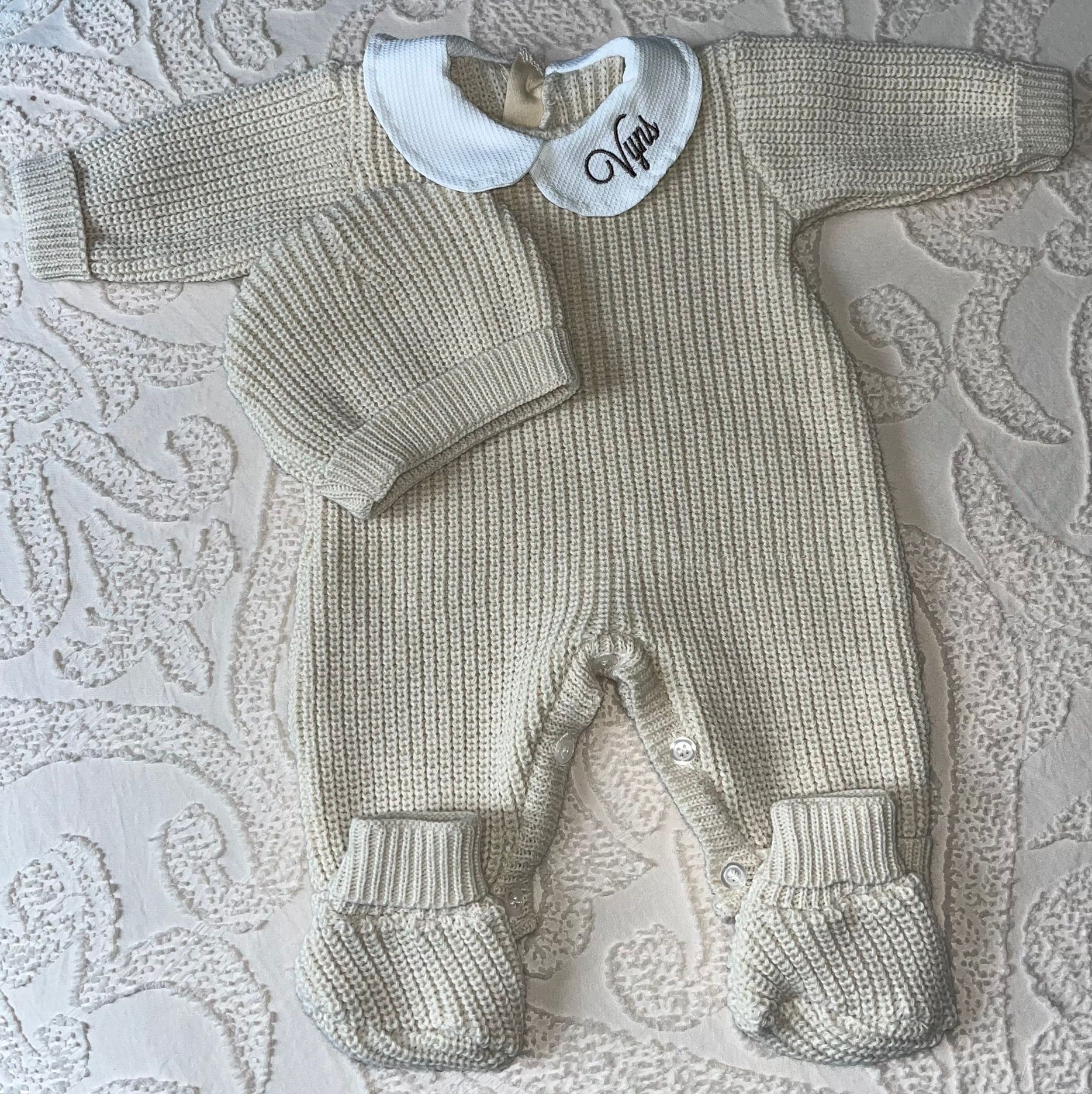 Combinaison en maille beige brodé personnalisé 