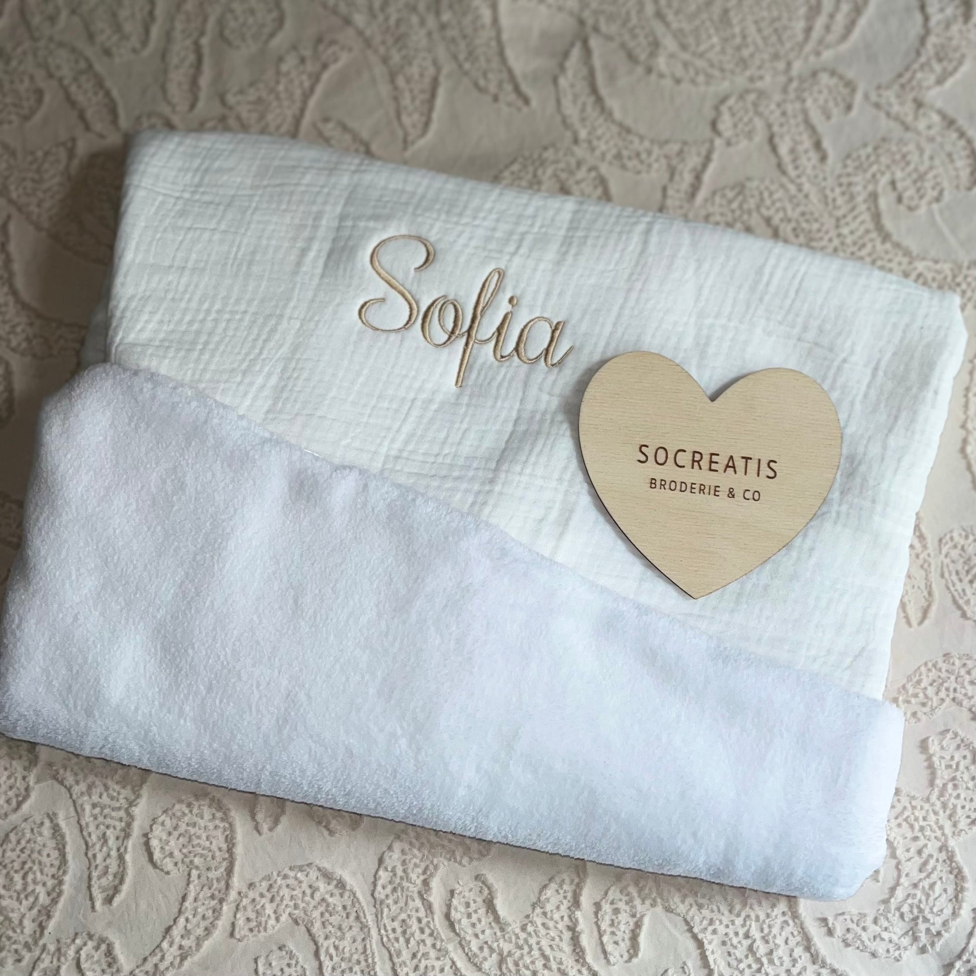 Couverture bébé en gaze de coton douce et respirante, personnalisée avec prénom ou initiales, parfaite pour nouveau-né.
