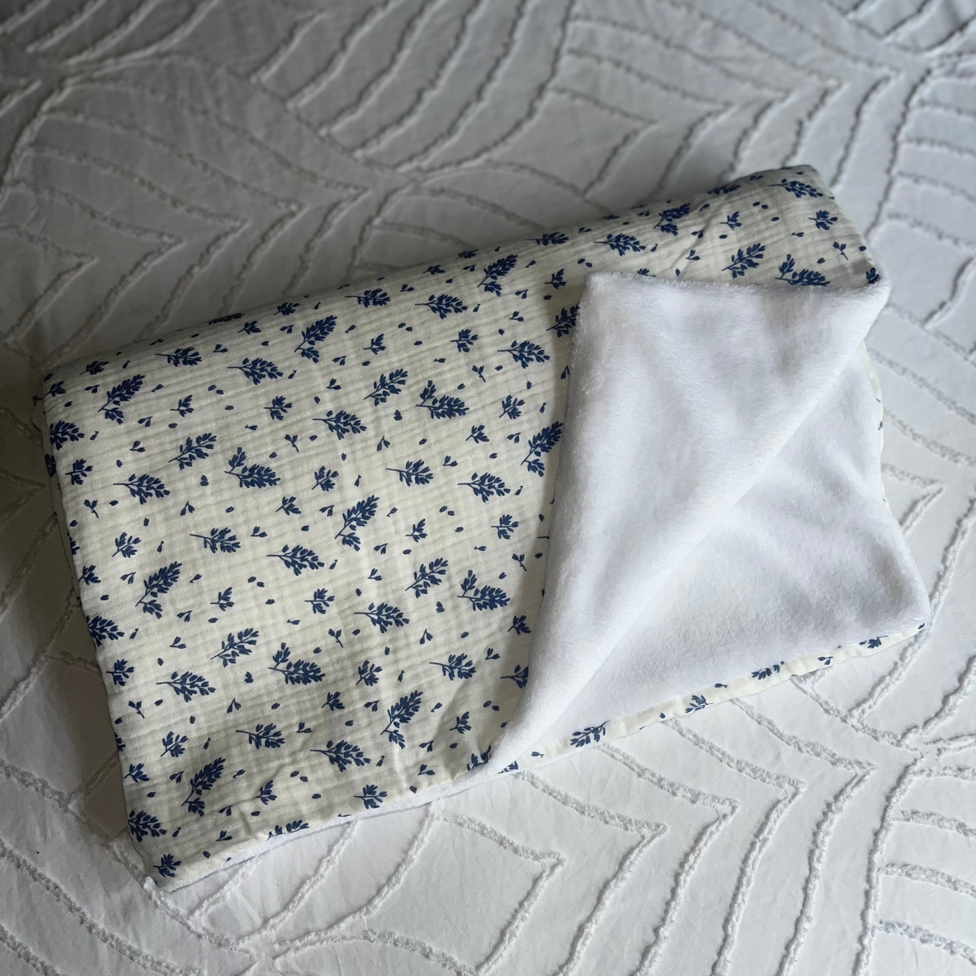 couverture blanche feuillage bleu  avec broderie personnalisée 
