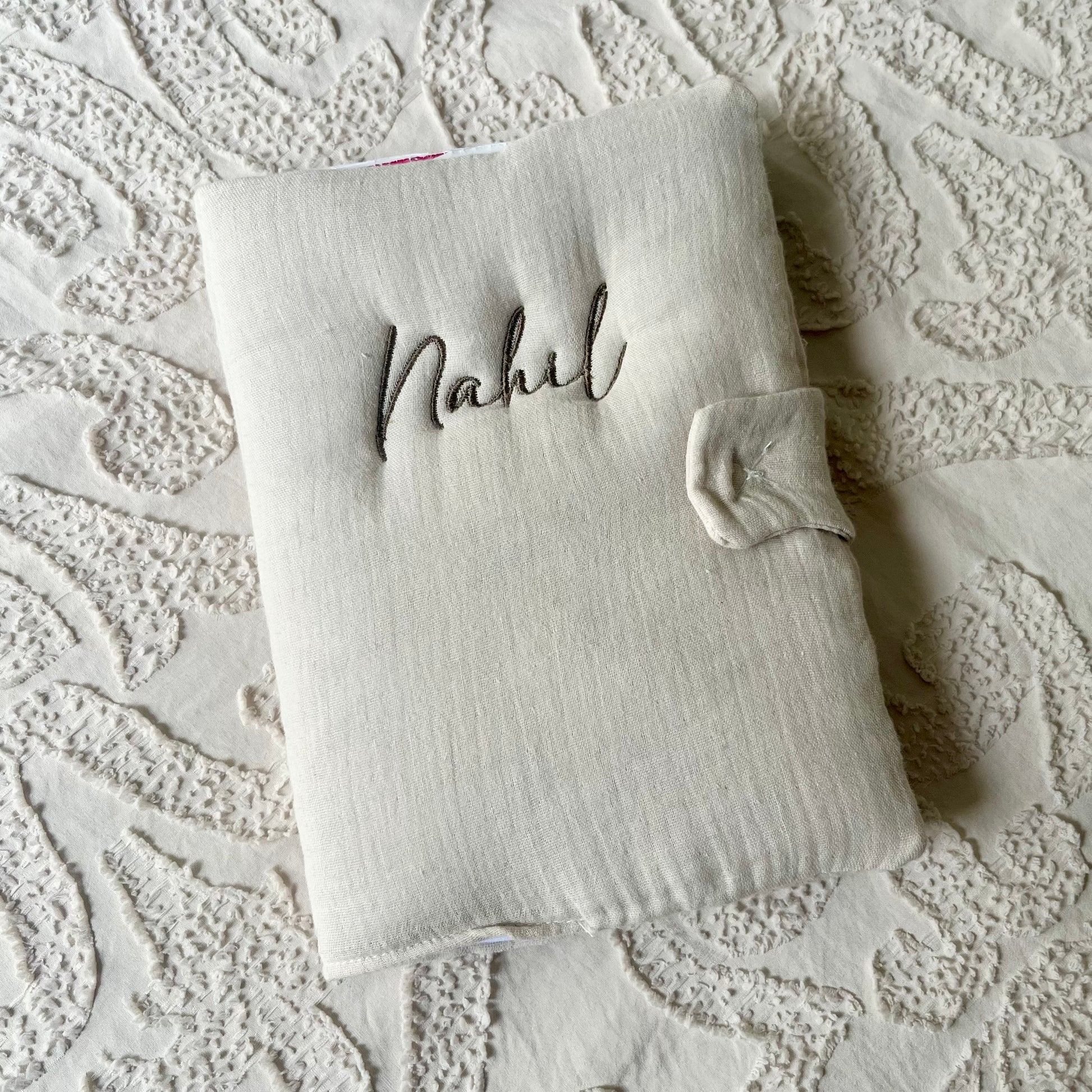 Protège carnet de santé bébé en tissu de qualité, brodé au prénom, élégant et pratique comme cadeau de naissance.